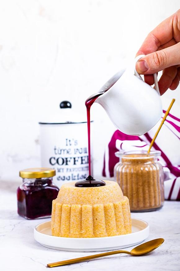 Pudding z kaszy kukurydzianej z sosem jeżynowym