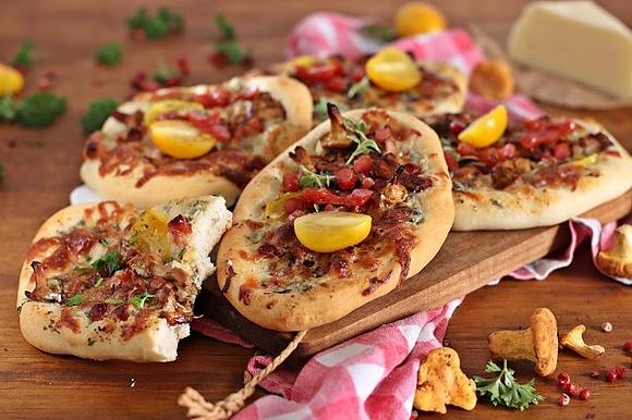 Pizzerinki z kurkami i białym sosem