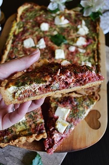 Tarta z tartymi burakami, fetą i czosnkiem