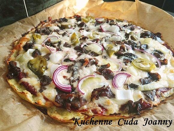 Pizza z wołowiną na cieście z cukinii