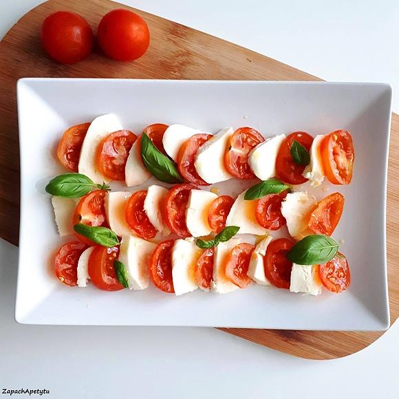 Caprese z małych pomidorków