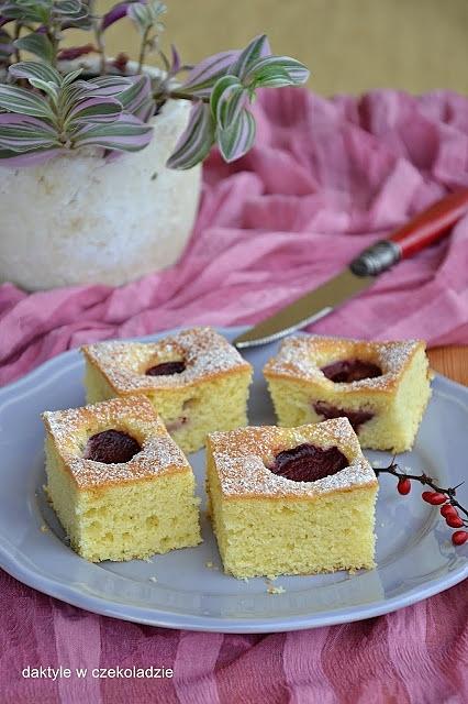 Ucierane ciasto ze śliwkami
