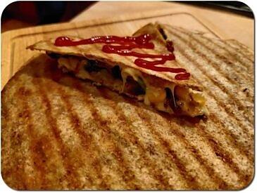 Quesadilla z kurczakiem, chorizo i suszonymi pomidorami