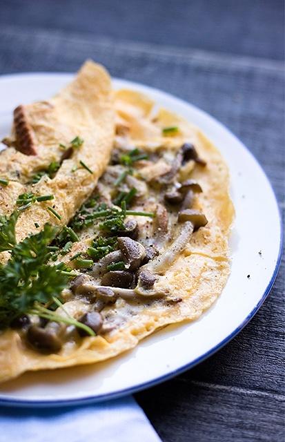 Śniadaniowy omlet z grzybami shimeji