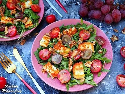 Sałatka z serem halloumi i winogronami