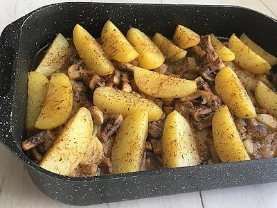 Karkówka pieczona z pieczarkami i ziemniakami