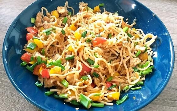 Pad Thai - danie z makaronem ryżowym i krewetkami