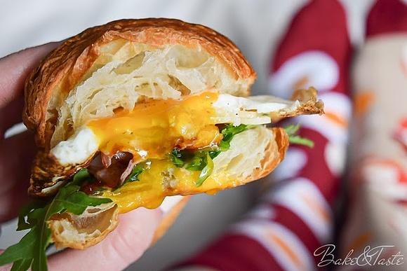 Croissant śniadaniowy z jajkiem sadzonym