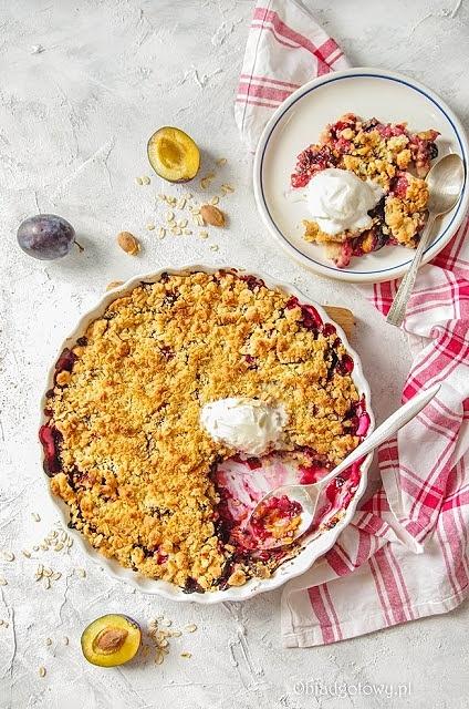 Owsiany crumble ze śliwkami