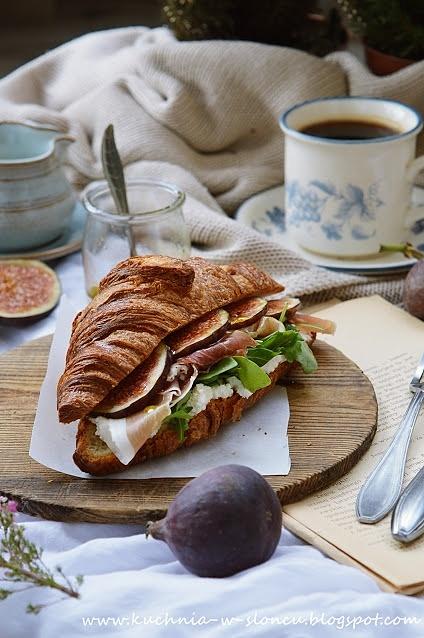 Croissant z figami i prosciutto na śniadanie