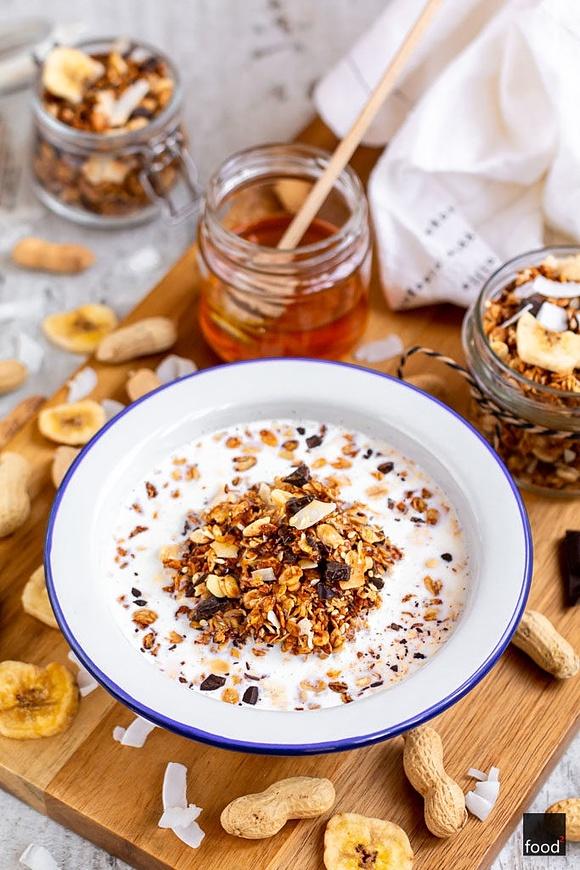 Granola z masłem orzechowym, chipsami bananowymi, kokosem i czekoladą