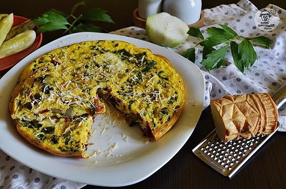 Omlet z suszonymi pomidorami, ogórkiem kiszonym i oscypkiem