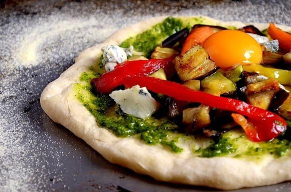 Podpłomyk włoski z pesto z rukoli, żółtkiem, warzywami i gorgonzolą