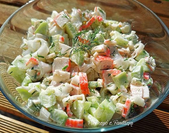 Sałatka z paluszkami surimi i makaronem ryżowym