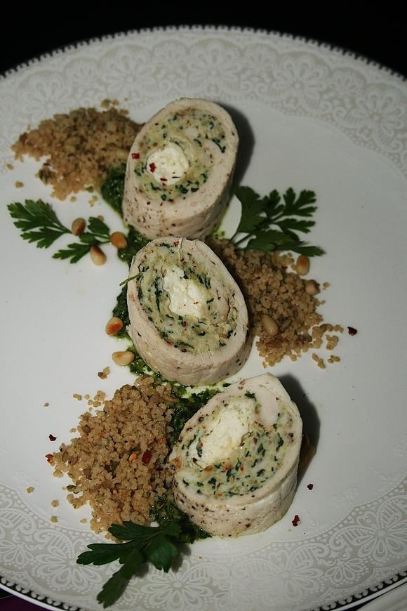 Rolada z kurczaka z prażonym kuskusem na pesto pietruszkowym