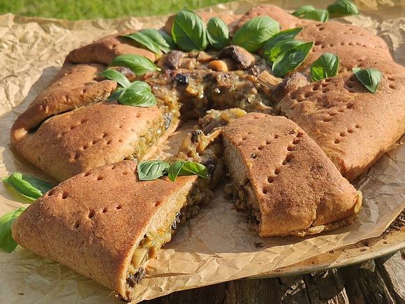 Pieczarki z warzywami w rustykalnym wydaniu na pełnoziarnistej pizzy
