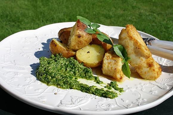 Złocisty dorsz z ziemniakami i pesto z rukoli