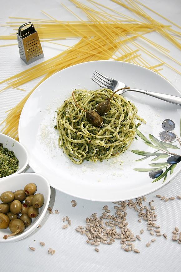 Spaghetti z pesto z rukoli i prażonym słonecznikiem