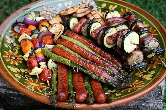 Grillowany mix szaszłykowy z pikantnymi talarkami z manioku