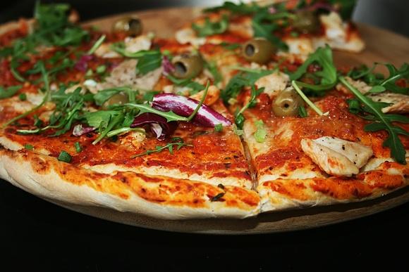 Pizza z indykiem, oliwkami i rukolą