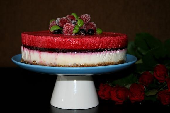 Torcik panna cotta waniliowa z pianą malinową na piernikowym spodzie