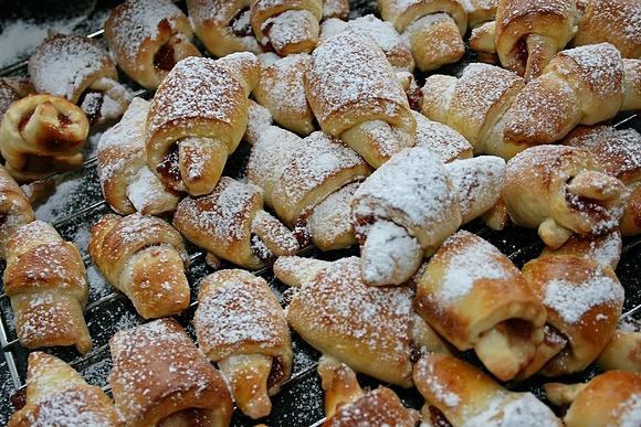 Drożdżowe mini rogaliki z marmoladą