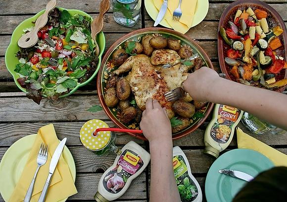 Grillowany kurczak curry z sałatką