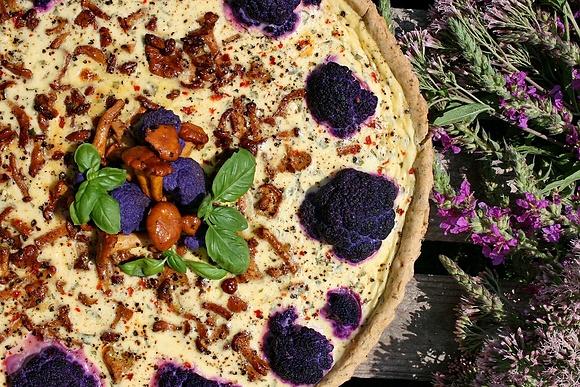 Tarta z kurkami i kalafiorem w masie jajecznej z dwoma serami