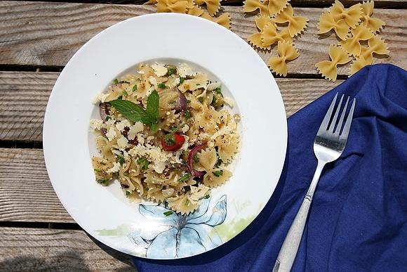 Farfalle z palonym bakłażanem