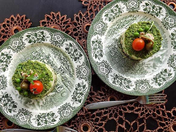 Torcik z kaszy kuskus ze szpinakiem, tuńczykiem, groszkiem i pesto