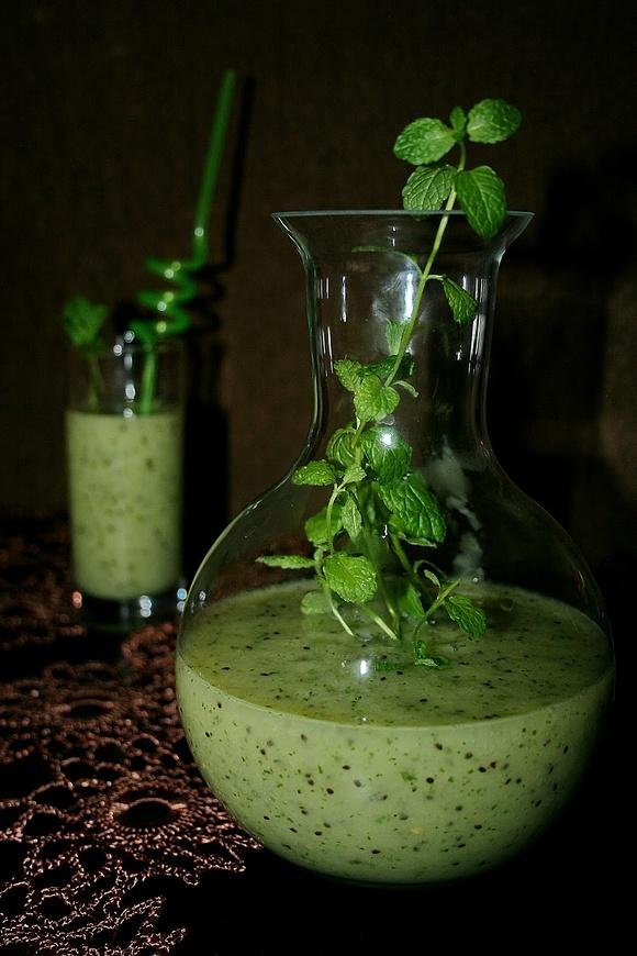 Orzeźwiający koktajl z pomelo, kiwi, banana i mięty