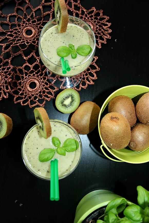 Koktajl z kiwi, banana i bazylii na bazie jogurtu naturalnego