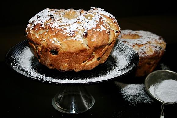 Drożdżowe babki z jabłkami, żurawiną i rodzynkami