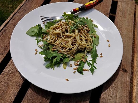 Spaghetti z pastą serowo-oliwkową i prażonym słonecznikiem