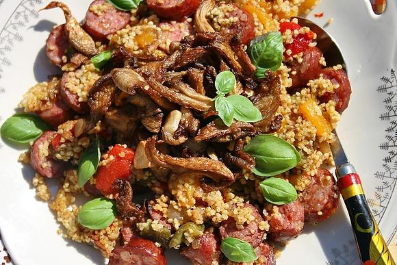 Kiełbasa z pieczoną papryką kaszą jaglaną i boczniakami
