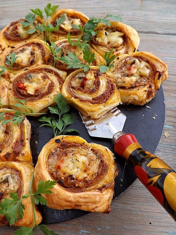 Francuskie roladki z pasztetem i camembert