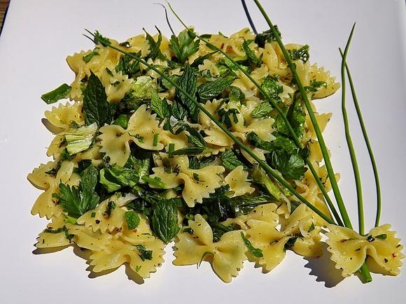 Farfalle z ziołami i sałatą lodową