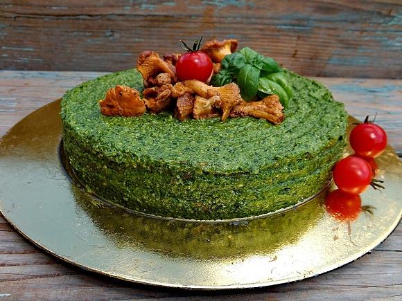 Tort z kaszy gryczanej z pesto i kurkami