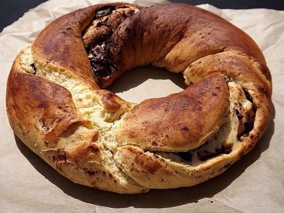 Drożdżowy precel z gorzką czekoladą