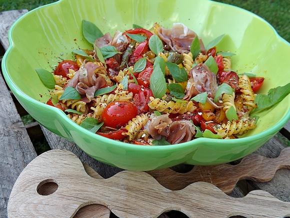 Fusilli z warzywami i szynką długodojrzewającą z tajską nutą