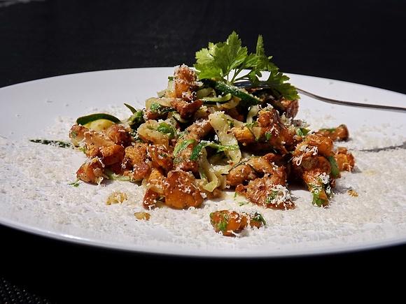 Spaghetti z cukinii z kurkami o nucie cytrynowej