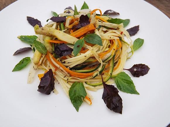Greckie spaghetti z cukinią, szparagami i marchewką