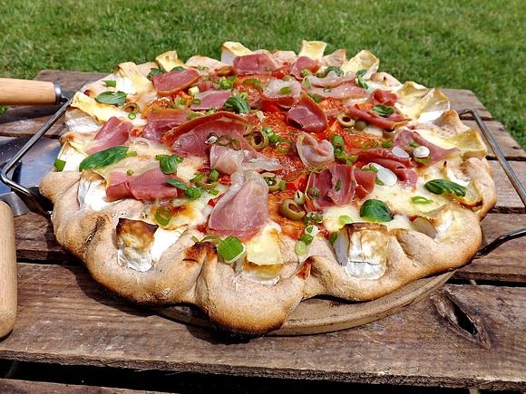 Pizza z grilla z camembert i szynką dojrzewającą