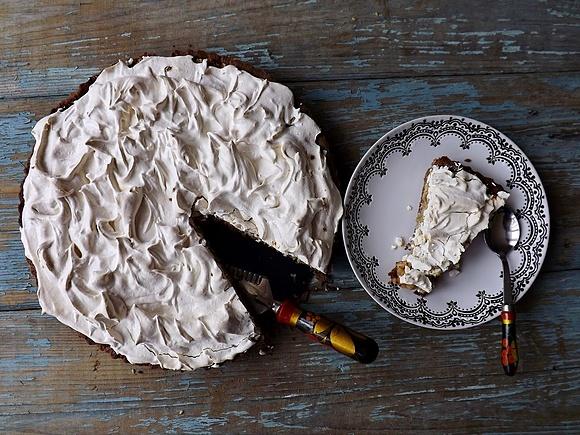 Tarta z szarlotką pod bezą – przepis na słodki wypiek