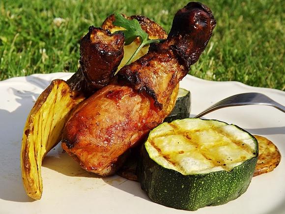Grillowane paprykowe podudzia z talarkami i cukinią