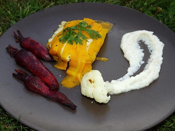 Dorsz pod pomarańczową kołderką z buraczkami i puree z kalafiora