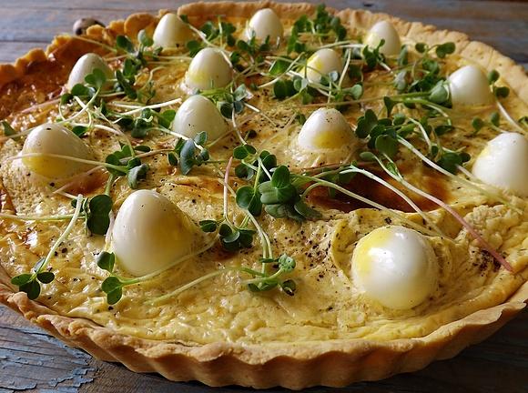 Wielkanocna tarta z przepiórczymi jajkami