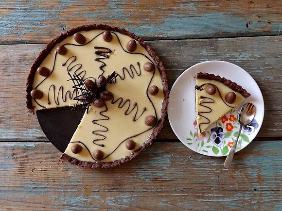Tarta kakaowa z białą czekoladą i jajeczkami