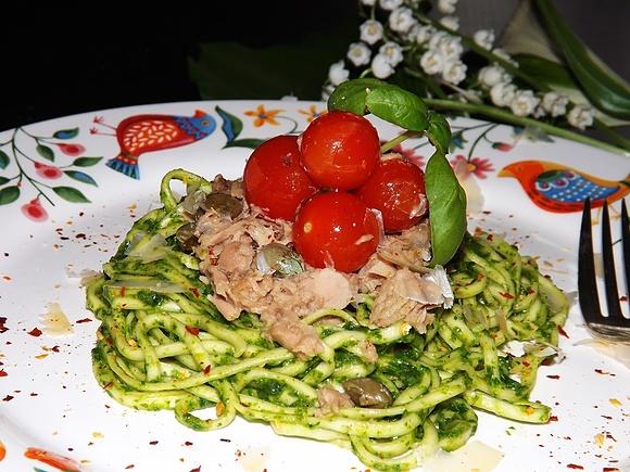Makaron z pesto na oleju rzepakowym z tuńczykiem kaparami i pomidorkami