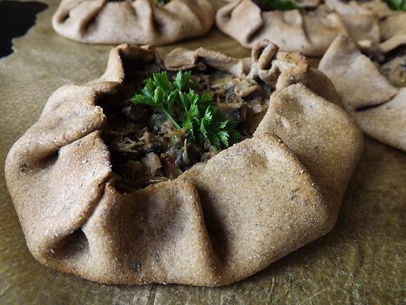 Rustykalne pizze z tuńczykiem i pieczarkami